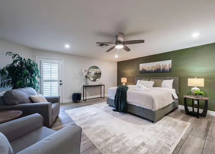 4 Bdr With Gym & Hot Tub *