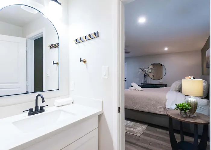 4 Bdr With Gym & Hot Tub